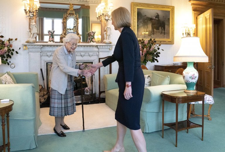 Кралица Елизабет във вторник назначи Лиз Тръс за премиер на Великобритания в лятната си резиденция в Шотландия.