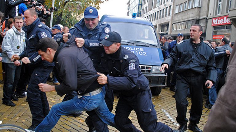 Стотици полицаи бяха хвърлени срещу протеста