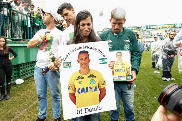 Роднини на Данило по време на поклонението в памет на жертвите от самолетната катастрофа