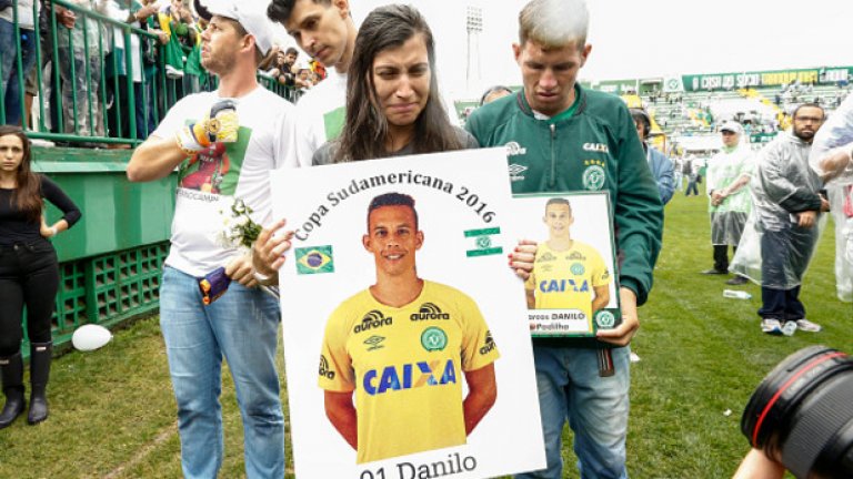 Роднини на Данило по време на поклонението в памет на жертвите от самолетната катастрофа