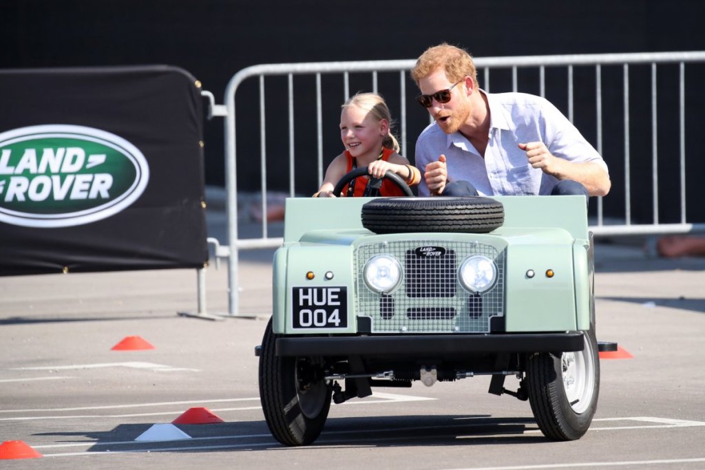 По време на игрите Инвиктус Хари се вози и на много малък Land Rover, шофиран от 5-годишната Дейзи.