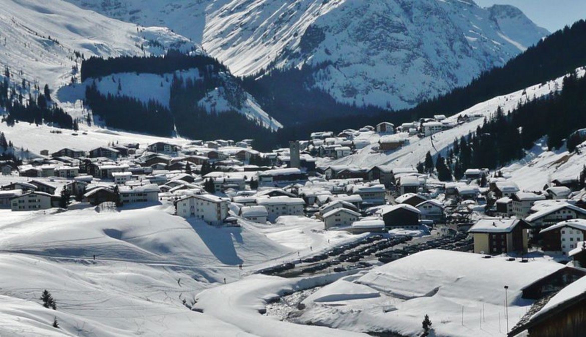 5. Лех, Австрия

Ако изберете да посетите Лех, можете да се насладите на традиционен алпийски дух, уют и перфектни условия за ски. В курорта може да бъдат задоволени всякакви вкусове - от каране извън писта за майсторите до училища за ски за начинаещите. И все пак най-много би се харесал той на тези със средни умения. Разбира се, може да се насладите на зашеметяващ пейзаж от живописни реки, заснежени планини, очарователни сгради, куполни църкви и оживени пазари. Иначе казано - най-доброто от Австрия. 

Цена на ски пропуск за 6 дни: около 275 евро на човек.

Най-добро време да се посети: Ски сезонът е отворен от декември до април, но както в повечето курорти истината е между януари и март, когато можете да се възползвате максимално от снега.