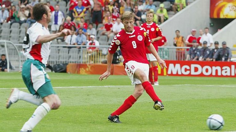 Йон-Дал Томасон открива резултата пред погледа на Илиан Стоянов в последния мач между Дания и България, завършил 2:0 в груповата фаза на Евро 2004