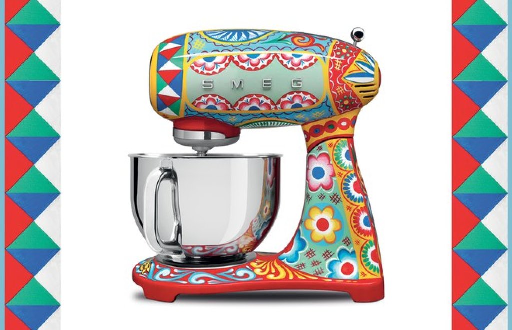 Dolce & Gabbana x Smeg
След като вече Instagram е дори в кухните ни, няма как да не искаме те да изглеждат скъпи и цветни. Този миксер, украсен от Dolce & Gabbana, е истинско доказателство за това.