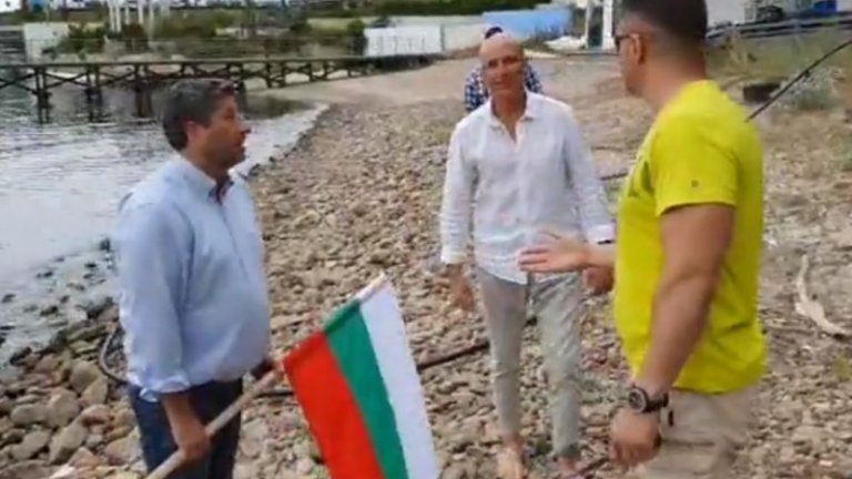 Според лидера на "Да, България" мъжете, които са го посрещнали на брега, са от НСО