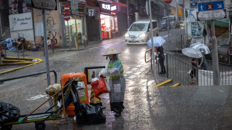 Евакуирани са над 100 000 души