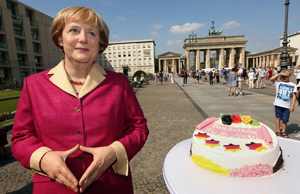 Востчната фигура наАнгела Меркел, изнесена в чест на рождения и ден пред Бранденбургската врата от музея на Мадам Тюсо.(Галерия)