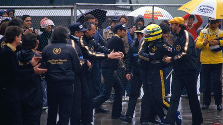 Сена и колегите му от Lotus, зад него с жълтия каскет е състезателния му инженер Стив Халъм