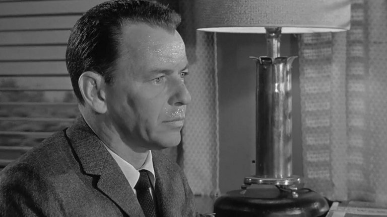 "Манджурският кандидат" (The Manchurian Candidate, 1962 г.)
Не, не филмът от 2004 г. с Дензъл Уошингтън, а трилърът от 62-ра с Франк Синатра. В него руски и китайски войници залавят отряд американци. Двама от тях скоро се връщат при своите. Оказва се обаче, че мозъкът на единия е бил промит и той е превърнат в потенциален убиец, действащ спрямо волята на своите нови комунистически господари. А това, че е наследник на фамилия с традиции в политиката, го превръща в още по-голям риск за САЩ. С други думи, "Манджурският кандидат" е чудесен отговор на въпроса ви: "Какво да гледам?".