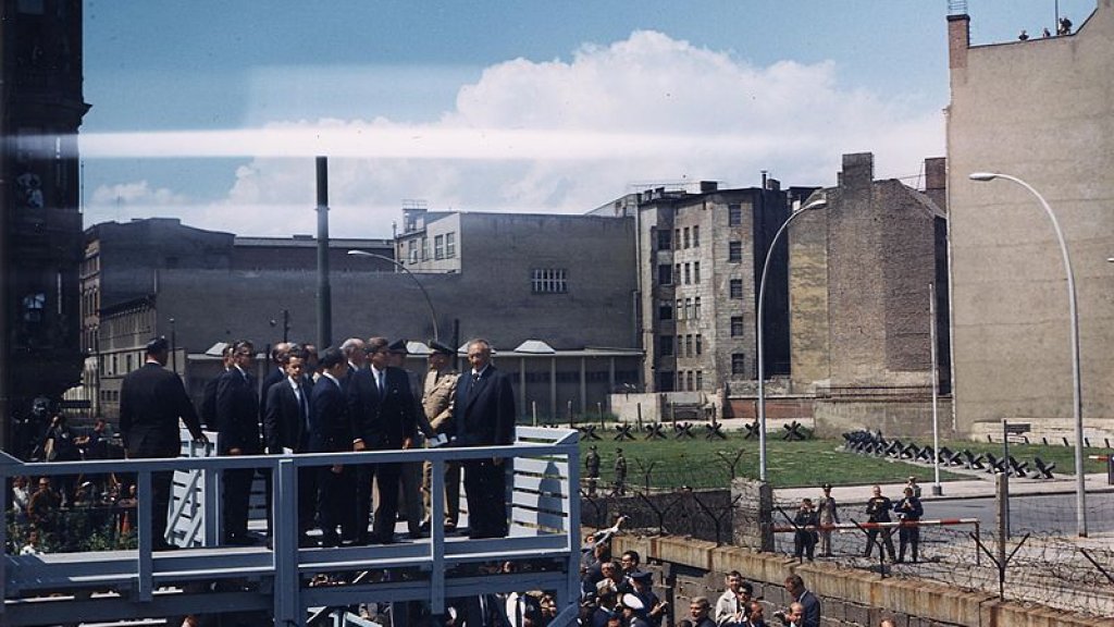 800px-Kennedy_in_Berlin