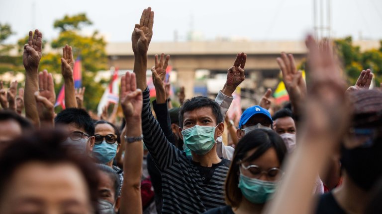 След военен преврат и марионетно правителство и разбита от коронавируса икономика студентите в Тайланд отказват вече да търпят