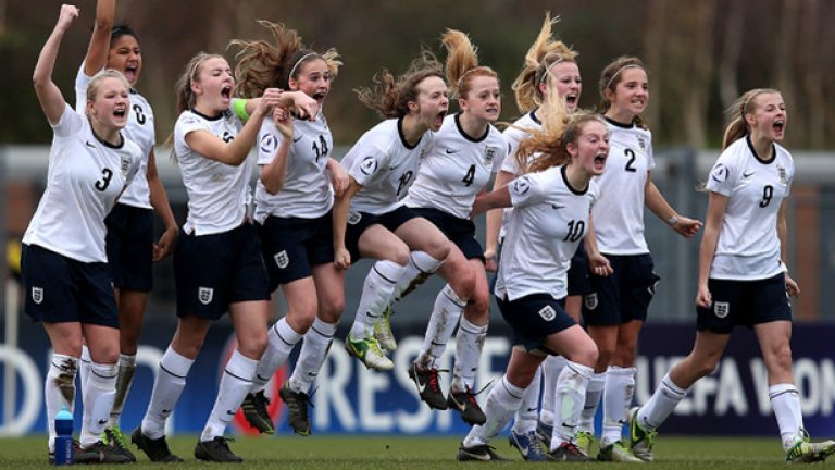 Своенравност. Често футболистките пренебрегват напълно треньорските указания и правят на терена каквото си поискат. Разбира се, това не важи за отбори като Китай и Корея, където наставленията се спазват до последната буква.