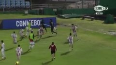 Невиждано: Футболист използва флагчето за корнер като копие при масов бой (видео) 