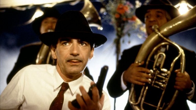 „Ъндърграунд"
Емир Кустурица е спорна личност с противоречиви политически послания, но талантът му на голям майстор на качественото кино никога не е бил поставян под съмнение. Особено в златните за творчеството му моменти от 80-те и 90-те години. 
„Ъндърграунд" е най-мащабният и амбициозен филм на Кустурица и може би най-важното и влиятелно филмово постижение, произведено на Балканите. 
Платното проследява историята на Югославия от края на Втората световна война до войните от 90-те години на миналия век. Кустурица черпи вдъхновение от Фелини в сътворяването на магическа, сюрреалистична атмосфера и потапянето на многоцветна палитра от странни персонажи в нея. „Ъндърграунд" съдържа фарс и трагедия, черен хумор и екшън, романтика и военно кино, исторически размах и носталгия.