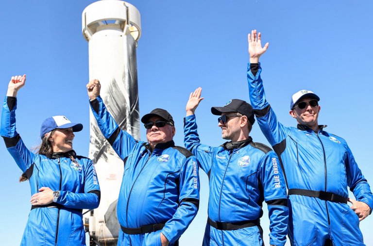 Шатнър с другите трима души, част от втория суборбитален туристически полет на Blue Origin.