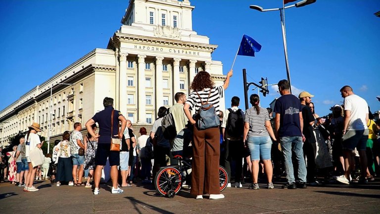 Първи протест срещу кабинета "Радев" се събра в Триъгълника на властта (снимки)