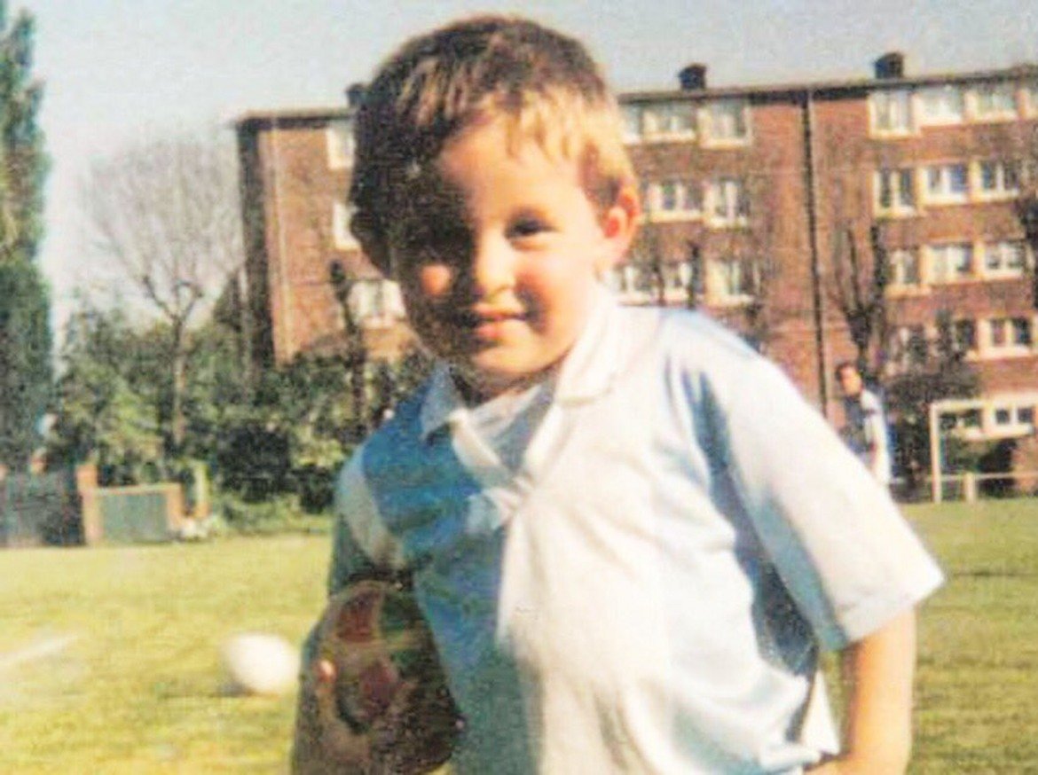 Можете ли да познаете това малко момче? Името му е Йоан Кабай и още от най-ранна детска възраст на любимия си зелен килим.