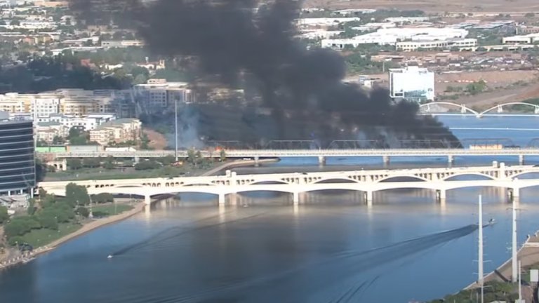 Товарен влак с опасни химикали катастрофира на мост в Аризона