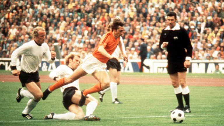 Без дъвка, но с невероятните си качества на един от най-великите футболисти в историята, Йохан Кройф печели дузпа срещу Германия на финала на световното от 1974 г. Да, но мачът бе загубен, а Йохан се обвинява, че това се е случило, защото не е изстрелял с уста дъвка в полето на съперника преди първия сигнал.