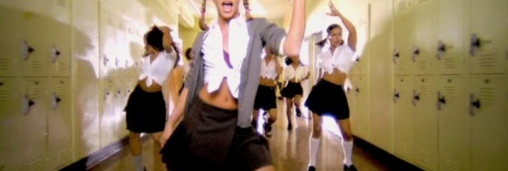 През 90-те минижупът бе задължителен за всяка wanna-be поп звезда.