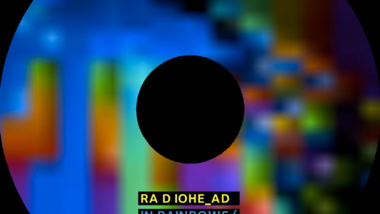 Radiohead – In Rainbows (2007)
OK Computer може да е най-добрият албум на Radiohead, а Kid A най-иновативният им от музикална гледна точка. Но In Rainbows разклати основите на музикалната индустрия и даде началото на нови тенденции в търсенето на свежи бизнес модели.
Бандата сложи край на 4-годишната пауза след Hail to the Thief (2003) с едно простичко съобщение на официалния си сайт: „Новият албум е готов и излиза след 10 дни”.
С това изречение започна нов цикъл в издаването на албуми в дигиталната ера. Откакто In Rainbows пристигна едновременно в мейлите на всички и слушателите изтръпнаха заедно от откриващите тонове на първата песен 15 Step, доста други изпълнители опитаха да осъществят подобен ход. През 2014 г. Бионсе (успешно) и U2 (не толкова успешно) издадоха новата си музика с подобни разпространителски модели.
Но при In Rainbows имаше и безпрецедентна оферта „плати колкото смяташ за необходимо”, която позволяваше на заклетите фенове, на любопитните слушатели и на най-големите скъперници да си набавят албума на избрана от тях цена – което беше още една стъпка напред в задаването на големия въпрос: как музикалният бизнес прави бизнес?