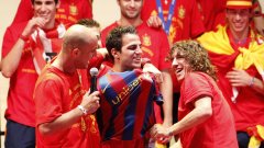 Сеск Фабрегас с фланелка на Барселона, макар и на шега
