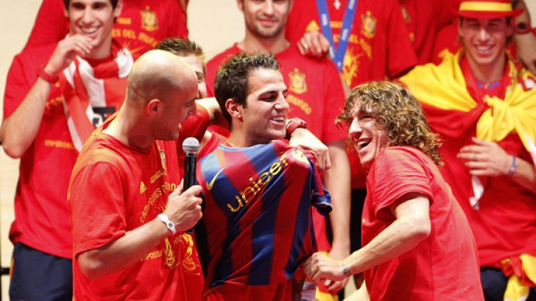 В Барселона са убедени, че следващото лято Фабрегас ще облече екипа на тима не само на шега