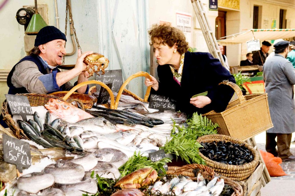 \"Джули и Джулия\" (Julie & Julia)
Началото - когато Джулия и Пол се нанасят в Париж. Тези сцени ще накарат почти всеки или да хване черпака и да почне да готви или да помечтае как си купува рак или круша от същия продавач като Джулия. А защо не и дв
