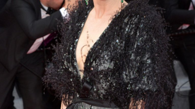 Джулиан Мур беше в стилна тъмно-сребриста рокля
