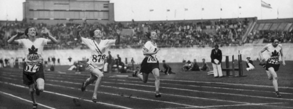 6. Берлин 1936: Тест на пола с неочакван край
Във финала на 100 м полякинята Стела Уолш губи от американката Хелън Стивънс. Феновете на Уолш искат Стивънс да бъде тествана дали е жена, тъй като "бягала твърде бързо за жена". Америкаката се подлага на унизителния тест, в който не е открито нищо нередно с женствеността й. Години по-късно обаче идва неочакваният край. През 1980 г. Стела Уолш е застреляна пред магазин в Кливланд, а аутопсията показва наличие на мъжки гениталии. На това му се вика борба между половете.