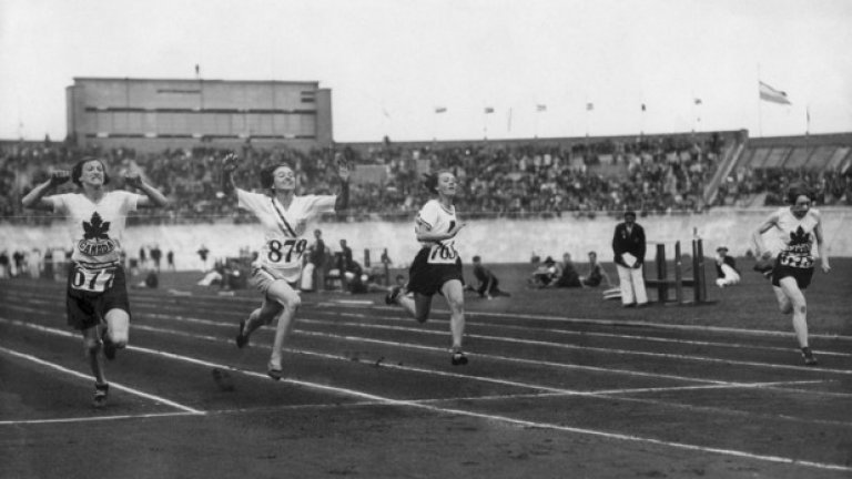 6. Берлин 1936: Тест на пола с неочакван край
Във финала на 100 м полякинята Стела Уолш губи от американката Хелън Стивънс. Феновете на Уолш искат Стивънс да бъде тествана дали е жена, тъй като "бягала твърде бързо за жена". Америкаката се подлага на унизителния тест, в който не е открито нищо нередно с женствеността й. Години по-късно обаче идва неочакваният край. През 1980 г. Стела Уолш е застреляна пред магазин в Кливланд, а аутопсията показва наличие на мъжки гениталии. На това му се вика борба между половете.