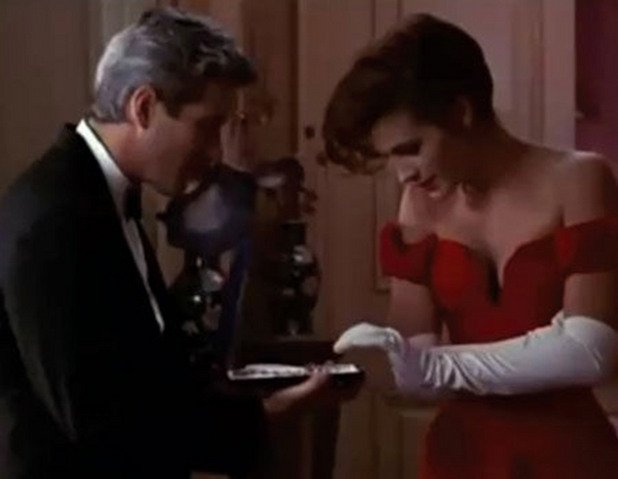 Една от най-известните сцени във филма "Хубава жена" от 1990 година на режисьора Гари Маршал, също е импровизация. Става дума за момента, когато Ричард Гиър в ролята на Едуард Люис подарява скъпа диамантена огърлица на момичето на повикване Вивиан Уард (Джулия Робъртс)