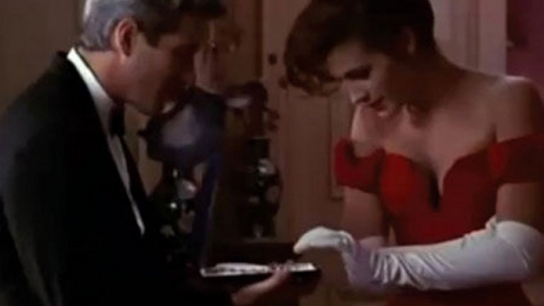 Една от най-известните сцени във филма "Хубава жена" от 1990 година на режисьора Гари Маршал, също е импровизация. Става дума за момента, когато Ричард Гиър в ролята на Едуард Люис подарява скъпа диамантена огърлица на момичето на повикване Вивиан Уард (Джулия Робъртс)