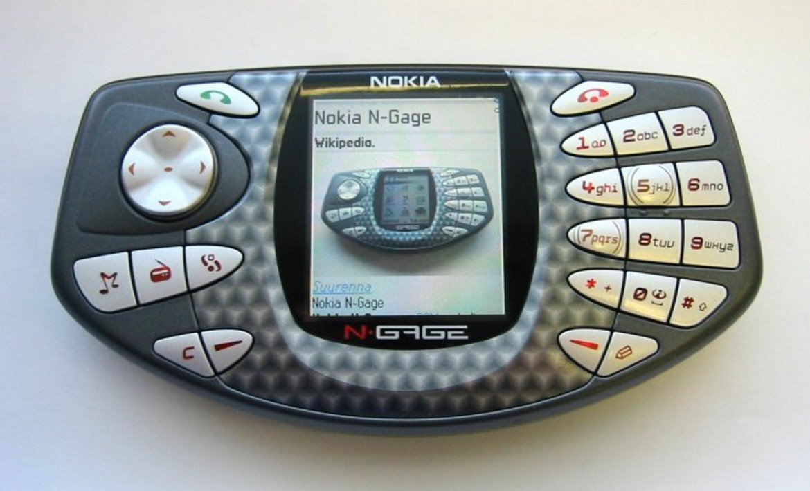В Nokia или са проявили странно чувство за хумор, или са били временно под проклятие, което контролира ума на дизайнерите в компанията. Nokia N-Gage беше рекламиран като геймърски телефон, но приликата му с джойпад го правеше неудобен за почти всяка друга дейност като започнем от непрактично разположените му бутони и стигнем до говорителите. 

Въпреки това N-Gage имаше доста агресивна рекламна кампания и в определен момент беше един от най-желаните телефони, особено от тийнейджърите.