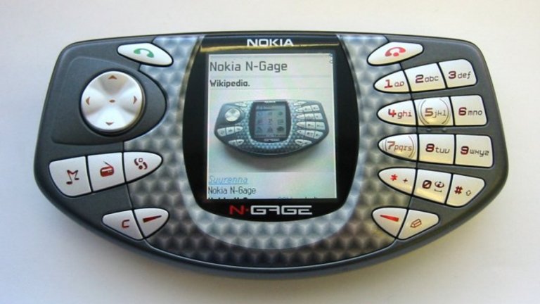 В Nokia или са проявили странно чувство за хумор, или са били временно под проклятие, което контролира ума на дизайнерите в компанията. Nokia N-Gage беше рекламиран като геймърски телефон, но приликата му с джойпад го правеше неудобен за почти всяка друга дейност като започнем от непрактично разположените му бутони и стигнем до говорителите. 

Въпреки това N-Gage имаше доста агресивна рекламна кампания и в определен момент беше един от най-желаните телефони, особено от тийнейджърите.