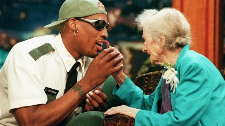 100-годишна жена слага червило на Родман по време на гостуването му при Джей Лено през 96-а.