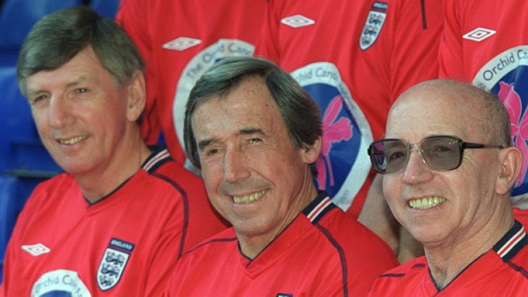 Снимка със съотборниците от славния тим на Англия от 1966 (в кадър са още Мартин Питърс и Норбърт Стайлс)
