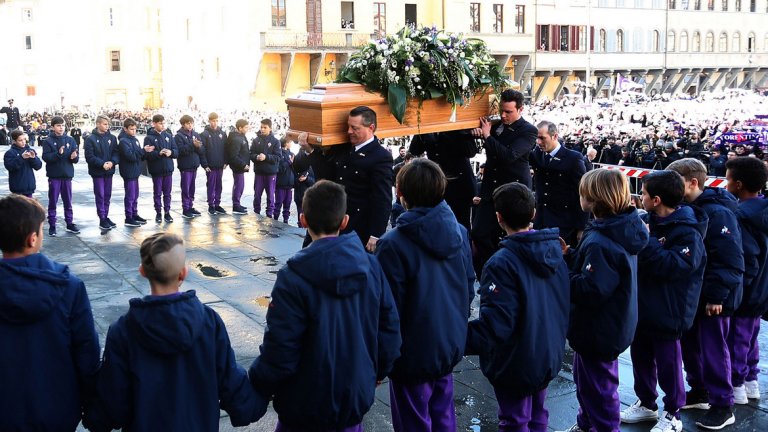 Сред първите пристигнали за погребението бяха шефовете на Фиорентина, последвани от делегация от Интер. След това Хавиер Санети, Марко ван Бастен и Франческо Тоти. Целият футболен свят се събра около семейството на "виолетовия" защитник.

