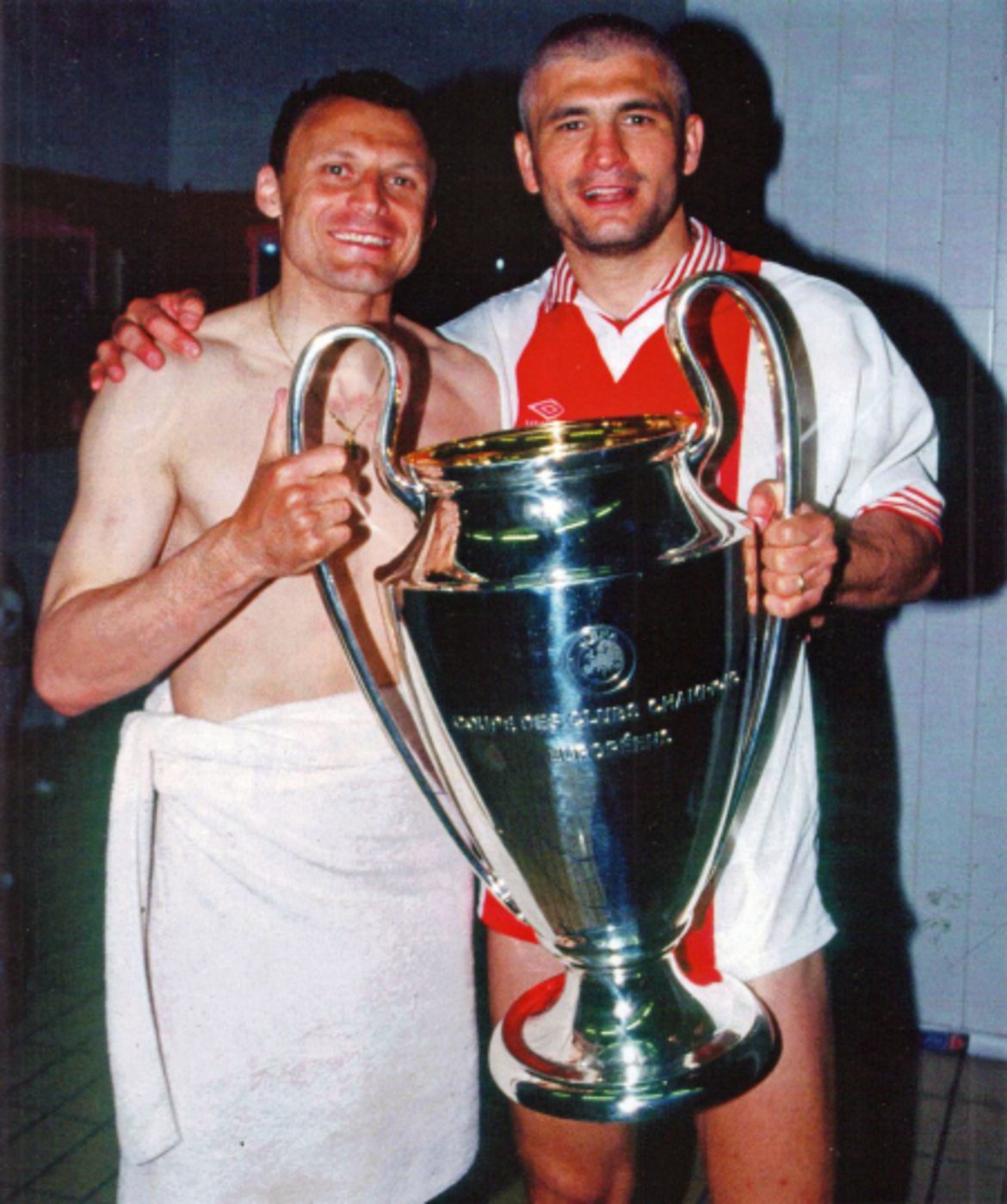 Пиетро Виерховод и Фабрицио Раванели с купата от Шампионската лига през 1996-а.