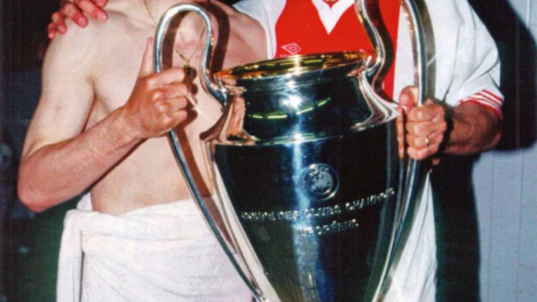 Пиетро Виерховод и Фабрицио Раванели с купата от Шампионската лига през 1996-а.