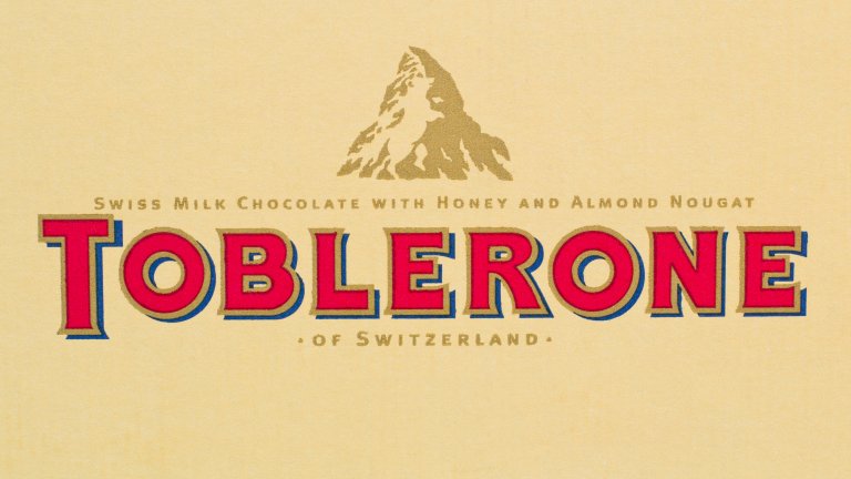 TobleroneДа, разбира се, на логото на Toblerone се вижда швейцарска планина, но при внимателно вглеждане се вижда и очертаният силует на изправена на два крака мечка. Мечката е символът на швейцарската столица Берн, където се ражда легендарният шоколад.