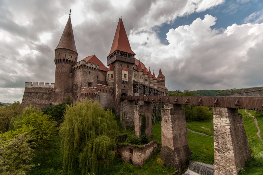 Замъкът Корвин, Румъния
Може би най-известният замък в Румъния е Бран, свързван с историята за граф Дракула и вампирите. Като архитектура и величие обаче по-впечатляващ е готическият Корвин в Трансилвания. 
Известен и като замък Хуняди – на името на владетелския род, който го е построил – Корвин, наричани още Хуняди. Именно Янош Хуняди, който се опълчва на настъплението на Османската империя в Сърбия през XV век, достроява старото укрепление и го превръща в господарски дом.
Историята на замъка обаче е свързана с владетеля на Влашко Влад Цепеш, т.е. граф Дракула – легендата гласи, че той е държан като затворник в Корвин 7 години.