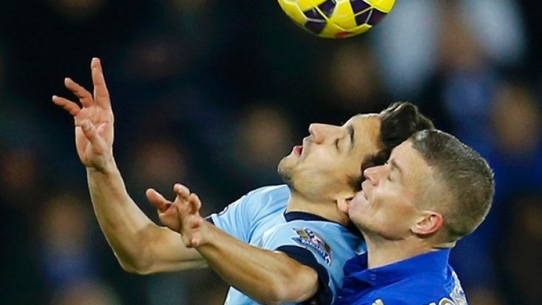 Пол Кончески от Лестър се бори с Хесус Навас от Манчестър Сити на "Кинг Пауър Стейдиъм". Шампионите победиха с 1:0 с гол на Франк Лампард.