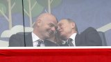 Президентът на Руската федерация - Владимир Путин, в задушевен разговор с президента на ФИФА - Джани Инфантино, по време на двубой от Купата на конфедерациите през 2017 г. Само пет години по-късно Русия рискува да бъде изключена от редиците на ФИФА и да изпадне в тотална международна футболна изолация.