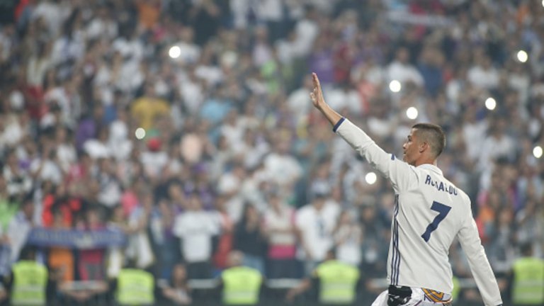 Най-големият герой за Реал от финала поздравява публиката на митичния стадион в Мадрид. Тя пък му отвърна със скандирания: "Кристиано Роналдо, Златна топка!"