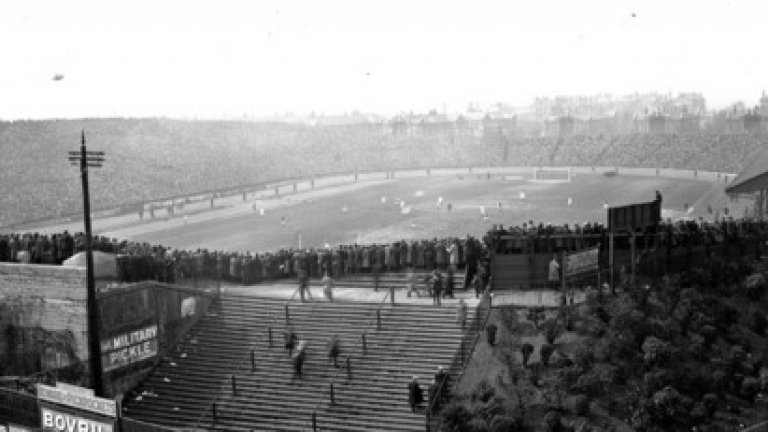 "Стамфорд бридж" през 20-те години на миналия век. Стадионът е открит през 1877 г., като в началото служи за арена на лека атлетика. През 1904 г. собствениците му не успяват да убедят Фулъм да играе на него и решават да създадат собствен клуб - Челси. 