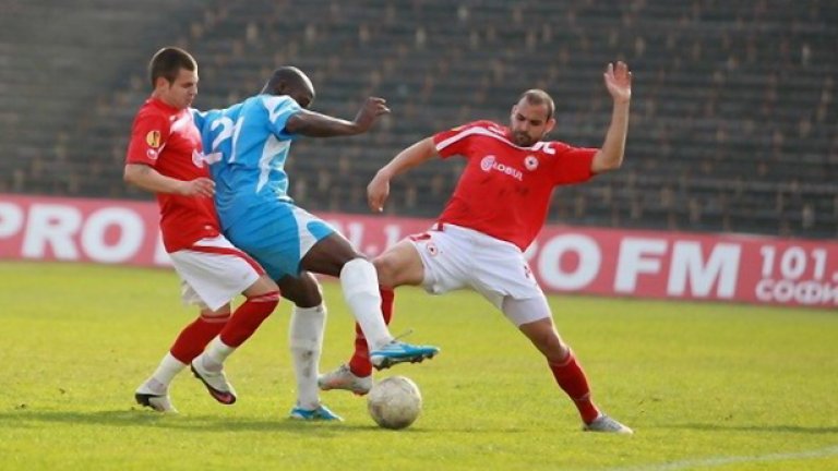 Пиер Мбемба от Академик отбеляза гол и получи контузия в срещата с ЦСКА