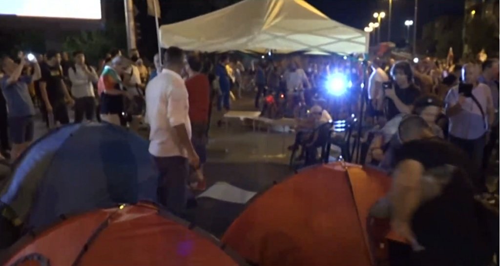 При вдигането на блокадата сутринта са арестувани трима души