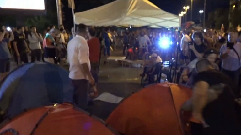 При вдигането на блокадата сутринта са арестувани трима души