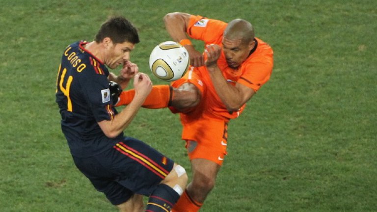 След като оцеля при този кунгфу удар на Найджъл де Йонг, Чаби Алонсо спечели световната купа.112 мача и 16 гола за Испания, 2 европейски титли и една на планетата.